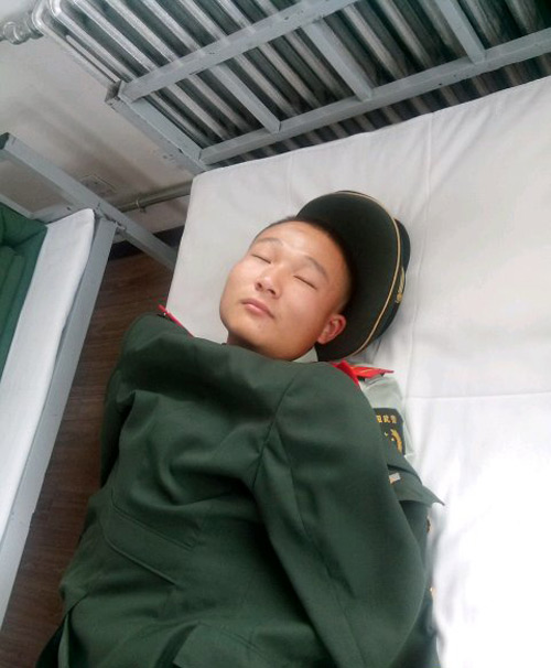 保安大哥，你这睡姿也太天仙配了吧。