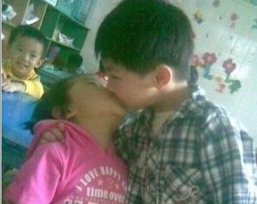 点上一根烟 儿时的画面 彼此的苦笑 仿佛在眼帘