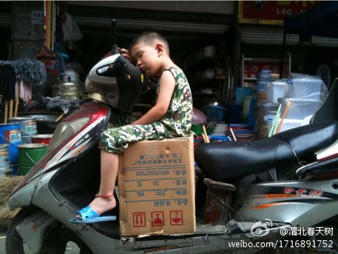 打瞌睡的小朋友