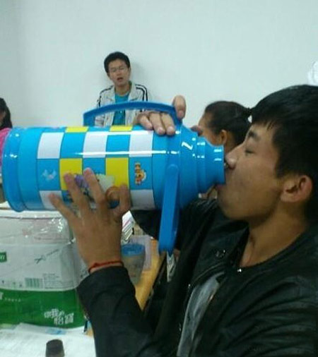 亮点不是用茶壶喝水，是后面那位屌丝的表情