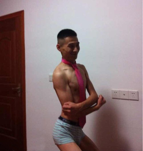 二逼的肌肉男人