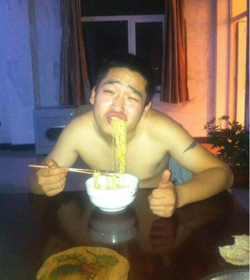 吃个面条，都能吃出傻逼范儿